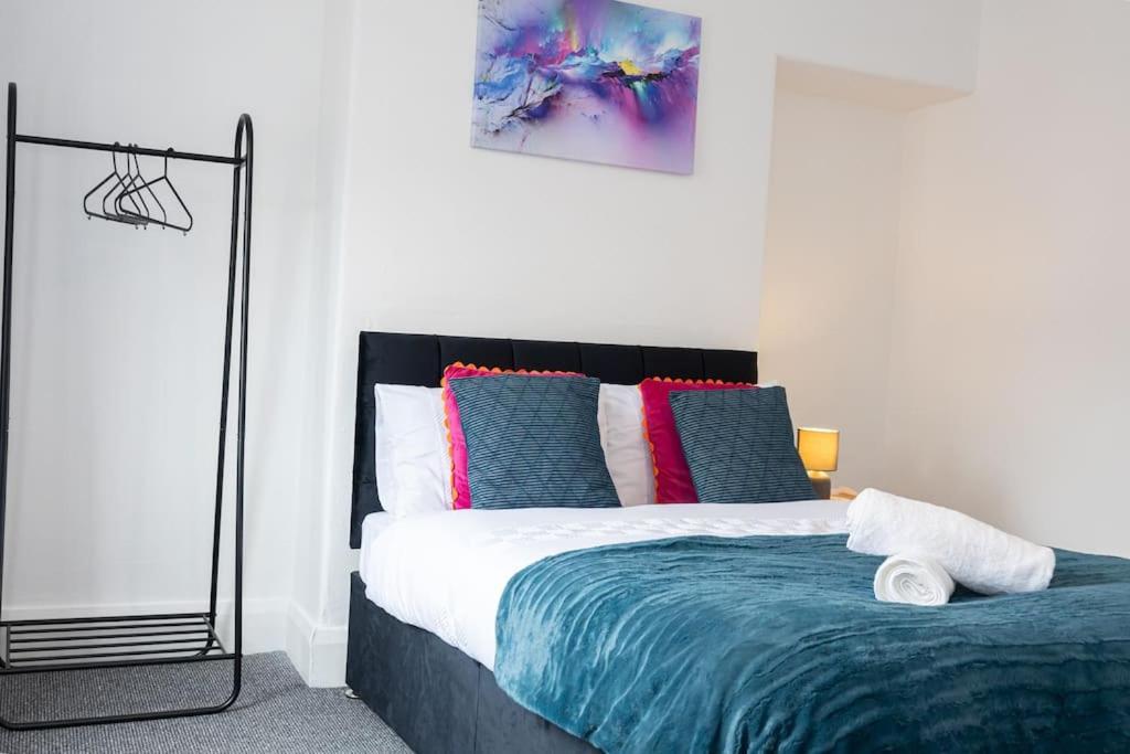 Bright & Modern 3 Bedroom Old Trafford Home Манчестер Экстерьер фото