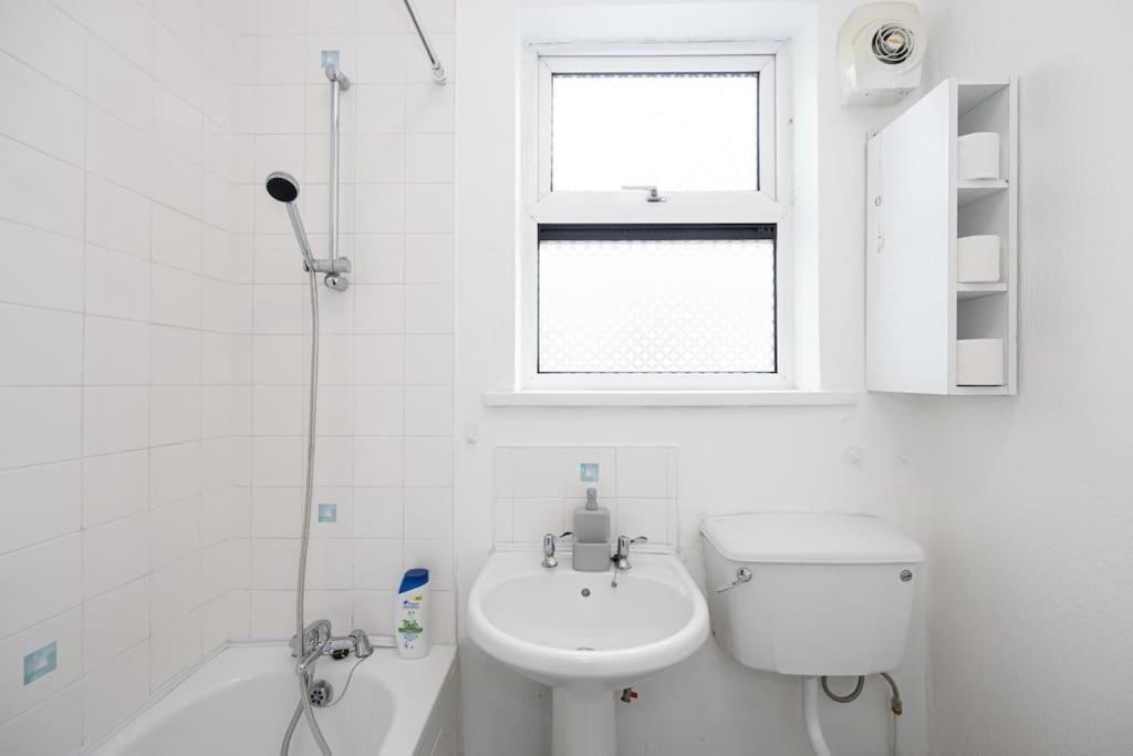 Bright & Modern 3 Bedroom Old Trafford Home Манчестер Экстерьер фото