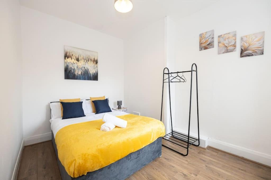 Bright & Modern 3 Bedroom Old Trafford Home Манчестер Экстерьер фото