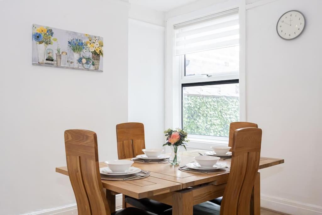 Bright & Modern 3 Bedroom Old Trafford Home Манчестер Экстерьер фото