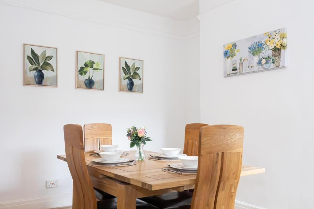 Bright & Modern 3 Bedroom Old Trafford Home Манчестер Экстерьер фото